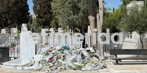 «Βουνό» τα λουλούδια και τα σημειώματα στον τάφο του Γιώργου Μαζωνάκη