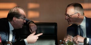 Ο Γερμανός καγκελάριος Φρίντριχ Μερτς (δεξιά) με τον υπουργό Εσωτερικών Αλεξάντερ Ντόμπριντ