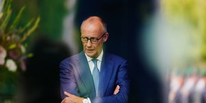 Ο Φρίντριχ Μερτς με σταυρωμένα χέρια