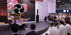 Οι εκπρόσωποι της Ιαπωνίας υποδέχθηκαν τον κ. Μητσοτάκη, με το παραδοσιακό τύμπανο Taiko