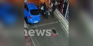 Ραφήνα: Η στιγμή που δύο άνδρες κλέβουν μηχανή μεγάλου κυβισμού ανενόχλητοι