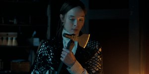 Η Έλα Μπίτι ως Λίζι Μπόρντεν στο Monster: The Lizzie Borden Story 