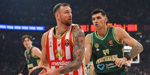 Ο Ντονάτας Μοτιεγιούνας και από πίσω ο νέος του συμπαίκτης, Τσέντι Όσμαν