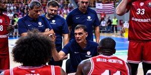 Ο Γιώργος Μπαρτζώκας δίνει οδηγίες στους παίκτες του