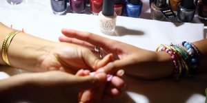 «Bedazzled Nails»: Η τάση που χαρίζει έξτρα λάμψη στα φθινοπωρινά μανικιούρ