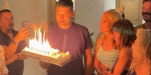 Ο Γιάννης Καρυπίδης με την Νατάσα Θεοδωρίδου και την κόρη της στα γενέθλιά του