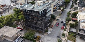 Αποκαΐδια και στάχτες στην πολυκατοικία στη Νέα Ιωνία