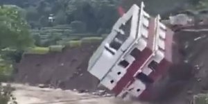 Σπίτι καταρρέει μαζί με το έδαφος στο Νεπάλ