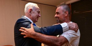 Ο Γιανίβ Χαγιούν αγκαλιάζει τον Νετανιάχου