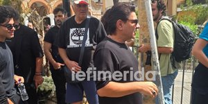 Ο Νίκος Κουρκούλης προσπαθώντας να συγκρατήσει τα δάκρυά του στην κηδεία του Γιώργου Μαζωνάκη [βίντεο]