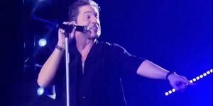 Ο Νίκος Οικονομόπουλος στη συναυλία του στη Λαμία