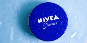María Segurado, δερματολόγος στη Nivea: «Μετά το καλοκαίρι, η κρέμα στο μπλε κουτί έχει την ικανότητα να προσφέρει ενυδάτωση και να βοηθά στην προστασία του φραγμού του δέρματος»