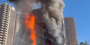 Κτίριο στην Οδησσό τυλίγεται στις φλόγες αφού χτυπήθηκε από ρωσικό πύραυλο