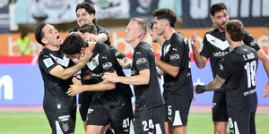 Οι παίκτες του ΟΦΗ πανηγυρίζουν το γκολ του Μπουχαλάκη στην αναμέτρηση με την Κηφισιά