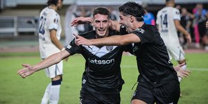 Οι παίκτες του ΟΦΗ πανηγυρίζουν τη νίκη τους στον αγώνα με την Χόφενχαϊμ στο Europa League