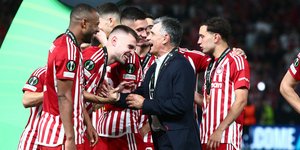 Μεντιλίμπαρ και παίκτες πανηγυρίζουν την ιστορική κατάκτηση του Conference League