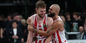 Ο Σάσα Βεζένκοφ πανηγυρίζει μαζί με τον Εβάν Φουρνιέ