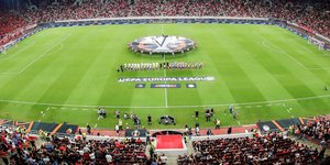 Η παράταξη των παικτών του Ολυμπιακού και της Γιαγκελόνια