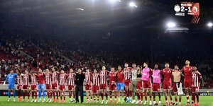 Οι παίκτες του Ολυμπιακού πανηγυρίζουν με τον κόσμο