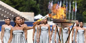 Η Φλόγα άναψε στα χέρια της Πρωθιέρειας Κατερίνας Μισιχρόνη