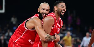 Ο Εβάν Φουρνιέ με τον Κόρι Τζόσεφ στον ημιτελικό του EuroLeague Super Cup Ολυμπιακός-Φενερμπαχτσέ