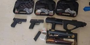 Όπλα που κατάσχεσαν οι αρχές τον περασμένο Ιούνιο σε ενοικιαζόμενα δωμάτια στη Ζάκυνθο