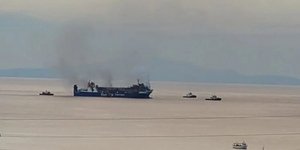 Συνεχίζεται η κατάσβεση της φωτιά πάνω από τη Μύκονο