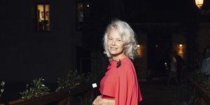 Η ΠΑΜΕΛΑ ΑΝΤΕΡΣΟΝ ΜΕ ΚΟΚΚΙΝΟ ΦΟΡΕΜΑ ΣΤΗ ΒΕΝΕΤΙΑ