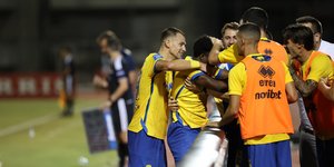 Οι παίκτες του Παναιτωλικού πανηγυρίζουν το «χρυσό» γκολ του Οπόκου