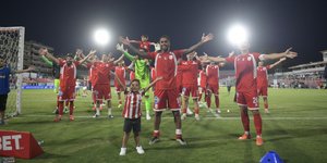 Οι παίκτες του Πανσερραϊκού πανηγυρίζουν με τον κόσμο
