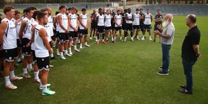 Ο Ιβάν Σαββίδης μιλάει στους παίκτες του ΠΑΟΚ κατά την διάρκεια της προπόνησης