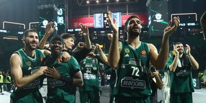 Οι παίκτες του Παναθηναικού AKTOR πανηγυρίζουν μετά τη νίκη επί της Βιλερμπάν