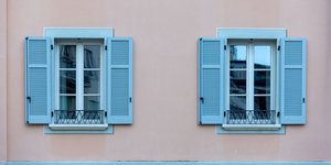 Ξύλινα παντζούρια: Γιατί οι ειδικοί προτείνουν να τα βάφετε τον Σεπτέμβριο