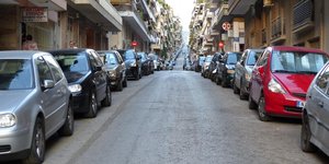 Παρκαρισμένα αυτοκίνητα σε δρόμο της Αθήνας 