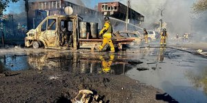 <!-- wp:paragraph --> <p>"Πριν από περίπου μία ώρα, οι Ρώσοι έπληξαν ένα εμπορικό κέντρο που βρίσκεται στο κέντρο του Πάβλογκραντ. Ήταν μέρα μεσημέρι, ενώ οι δρόμοι ήταν γεμάτοι κόσμο", δήλωσε ο υπουργός Εσωτερικών Ιβάν Βιγκίβσκι στο Telegram.</p> <!-- /wp:paragraph -->  <!-- wp:paragraph --> <p>Ο περιφερειακός κυβερνήτης Ολεξάντρ Χάνζα ανακοίνωσε απόψε επικαιροποιημένο απολογισμό με πέντε νεκρούς και 67 τραυματίες, εκ των οποίων οκτώ παιδιά.</p> <!-- /wp:paragraph -->