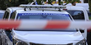 Περιπολικό της αστυνομίας και κορδέλα 