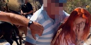 PETA: Καταγγέλλει επίθεση σε ακτιβίστριες στη Σαντορίνη που διαμαρτύρονταν για τα γαϊδούρια