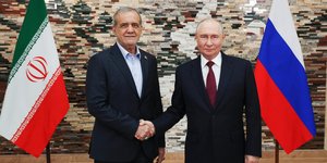 Ο πρόεδρος του Ιράν, Μασούντ Πεζεσκιάν και ο πρόεδρος της Ρωσίας, Βλαντιμίρ Πούτιν