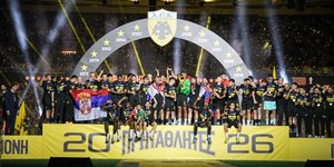 Οι παίκτες της ΑΕΚ με το πρωτάθλημα