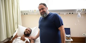 O Βαγγέλης Μαρινάκης στο πλευρό του Αγιούμπ Ελ Κααμπί, μετά τον σοβαρό τραυματισμό του