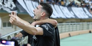 Οι παίκτες του ΟΦΗ πανηγύρισαν παρέα με τον κόσμο