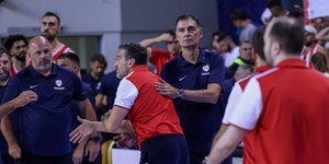 Ο Γιώργος Μπαρτζώκας και το προπονητικό επιτελείο του Ολυμπιακού 