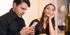 Η εμμονή με το κινητό μπορεί να δημιουργήσει πρόβλημα στις σχέσεις μας