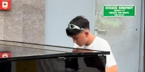 Μικρός πιανίστας έπαιξε το «Ώρες μικρές» στο μετρό Συντάγματος