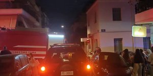 Πυροσβεστικό έξω από σπίτι στη Κυψέλη