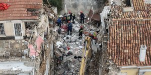 Διασώστες στο σπίτι όπου σημειώθηκε η έκρηξη στην Πλάκα