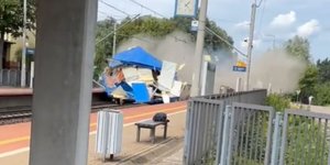 Η στιγμή που τρένο κόβει στα δύο φορτηγό που ακινητοποιήθηκε πάνω στις ράγες στην Πολωνία