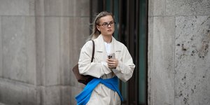 «Colour cinching»: Το πανεύκολο στιλιστικό τρικ για να βάλετε χρώμα στην εμφάνισή σας