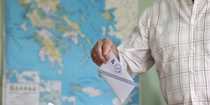 Ψηφοφόρος ρίχνει τη ψήφο του στη κάλπη
