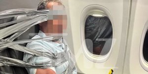 Επιβάτης σε πτήση έβριζε και φώναζε και τον έδεσαν ολόκληρο με μονωτική ταινία